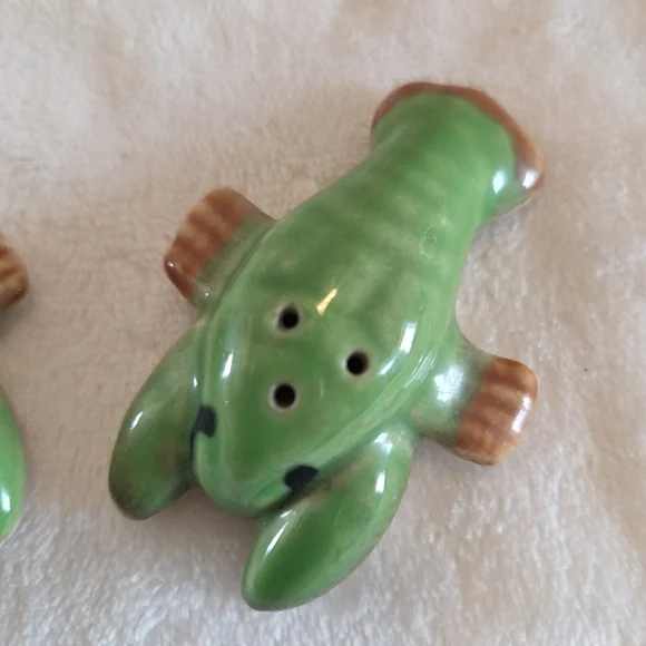 Vintage green ceramic lobster crawdad salt and pepper shakers ocean beach - Picture 3 of 7